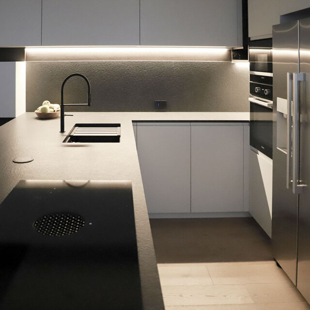 https://www.gruppo5.it/wp-content/uploads/2025/03/5-cucina-con-piano-lavoro-scuro-640x640.jpg