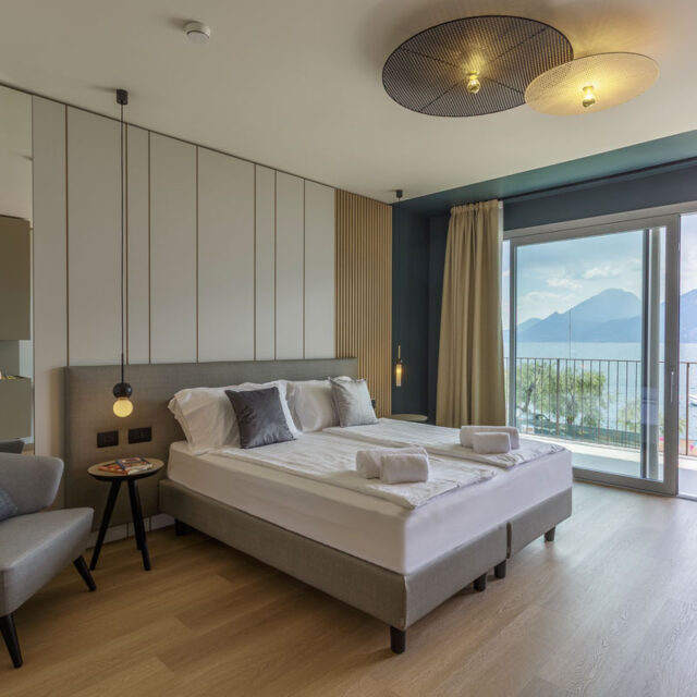 https://www.gruppo5.it/wp-content/uploads/2025/05/arredo-hotel-drago-lago-garda-camera-moderna-38-640x640.jpg