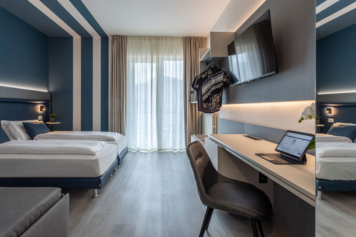 https://www.gruppo5.it/wp-content/uploads/2025/05/arredo-moderno-funzionale-hotel-mare-15.jpg