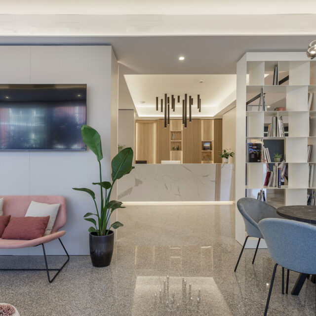 https://www.gruppo5.it/wp-content/uploads/2025/05/arredo-reception-hotel-moderno-su-misura-19-640x640.jpg