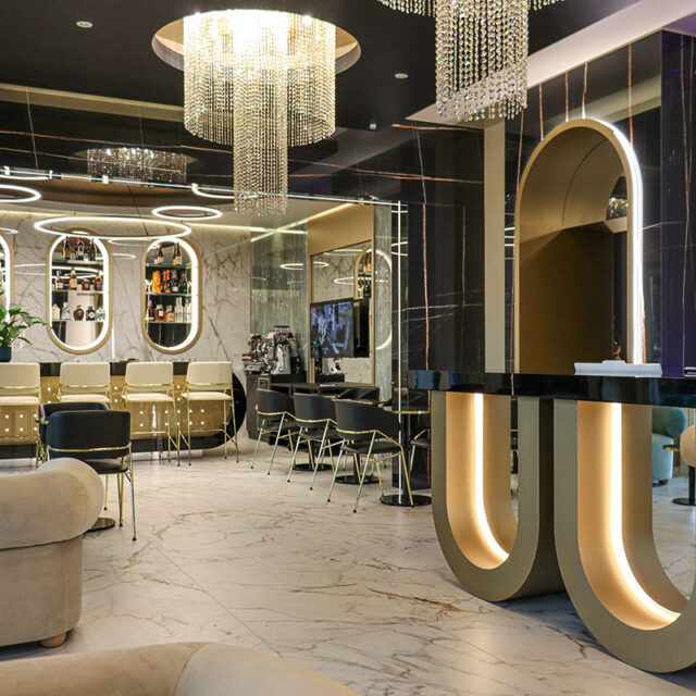 https://www.gruppo5.it/wp-content/uploads/2025/07/arredamento-reception-hotel-lusso-marmo-nero-5-640x640.jpg