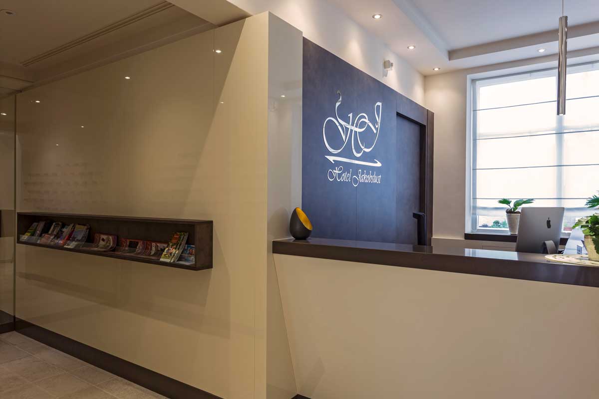 arredo-reception-elegante-su-misura-1 arredo-reception-elegante-su-misura-1