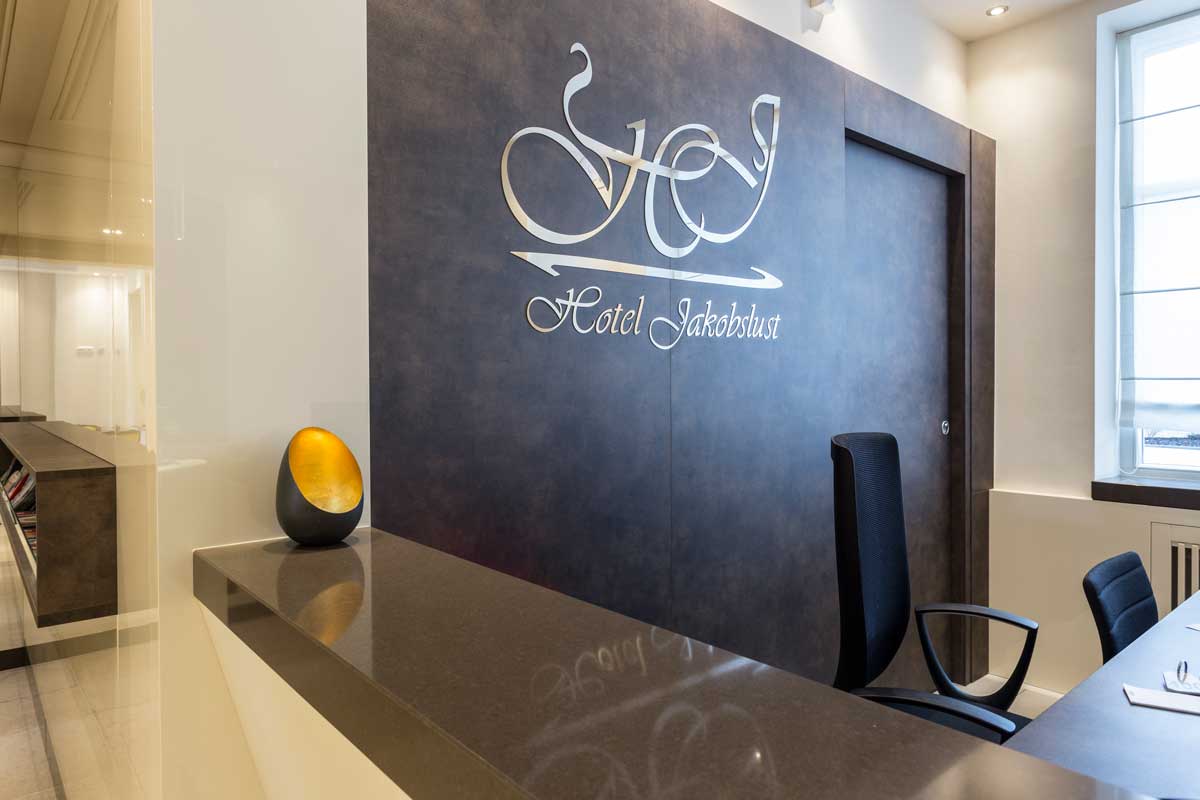 arredo-reception-elegante-su-misura-2 arredo-reception-elegante-su-misura-2