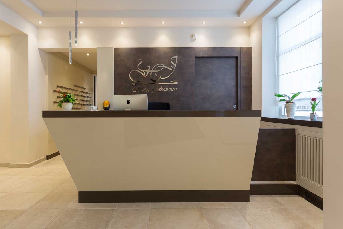 arredo-reception-elegante-su-misura-7 arredo-reception-elegante-su-misura-7