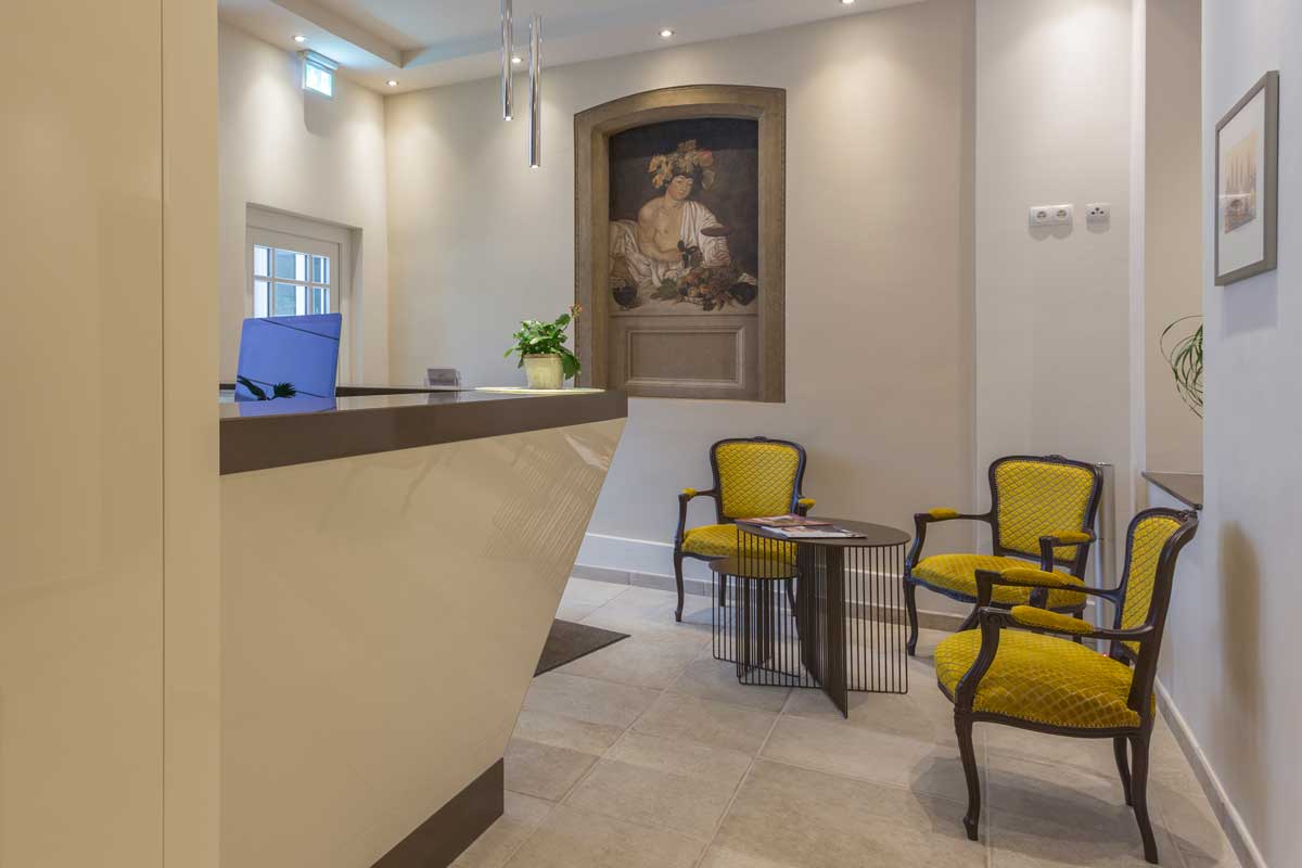 arredo-reception-elegante-su-misura-9 arredo-reception-elegante-su-misura-9