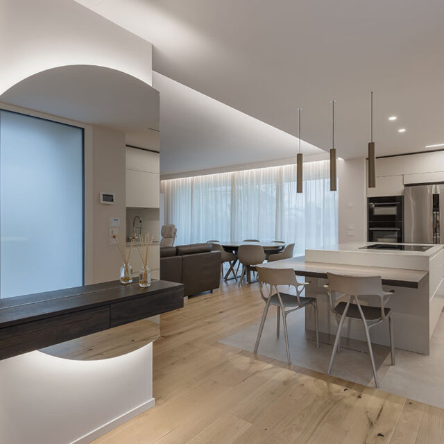 https://www.gruppo5.it/wp-content/uploads/2025/07/living-con-cucina-penisola-e-angolo-studio-9-640x640.jpg