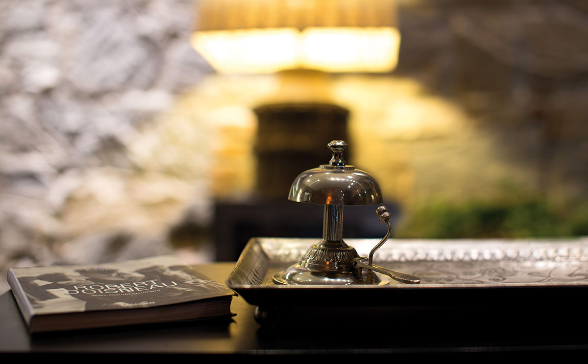 reception-industrial-chic-hotel-trieste-con-seduta-capitone-4 reception-industrial-chic-hotel-trieste-con-seduta-capitone-4
