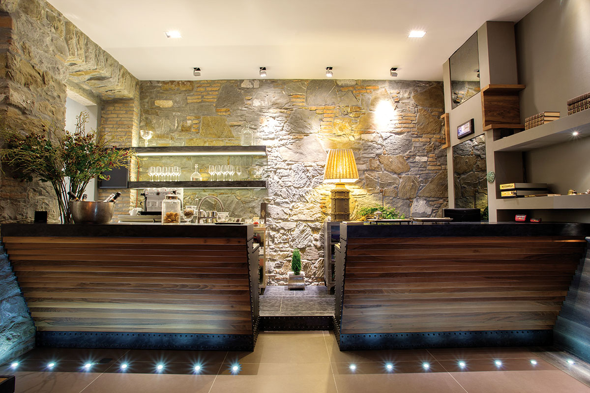 reception-industrial-chic-hotel-trieste-con-seduta-capitone-6 reception-industrial-chic-hotel-trieste-con-seduta-capitone-6