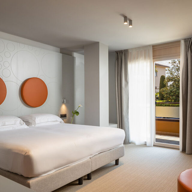 https://www.gruppo5.it/wp-content/uploads/2025/09/4-interior-design-suite-hotel-bardolino-640x640.jpg