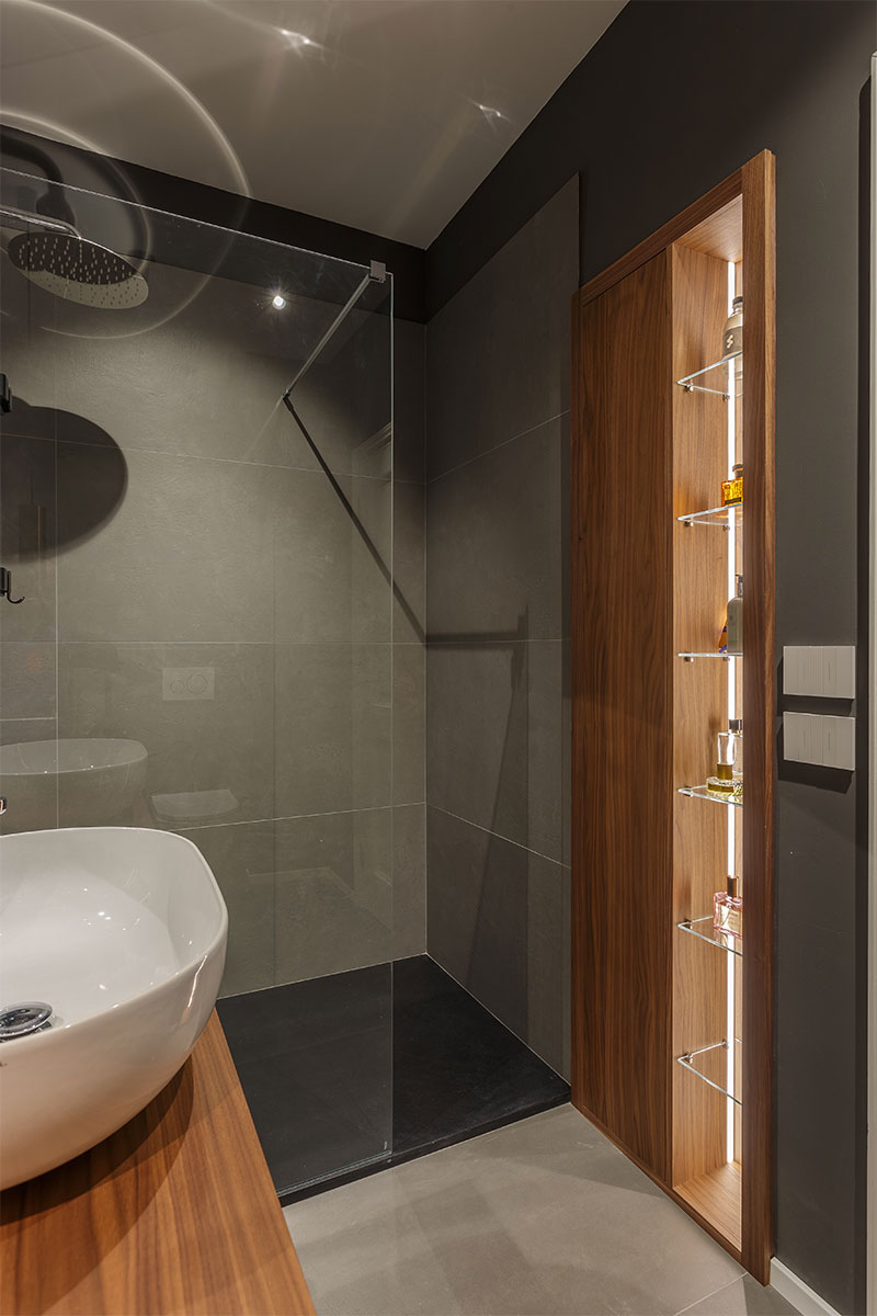 arredo-bagno-moderno-legno-su-misura-3 https://www.gruppo5.it/wp-content/uploads/2025/12/arredo-bagno-moderno-legno-su-misura-3.jpg