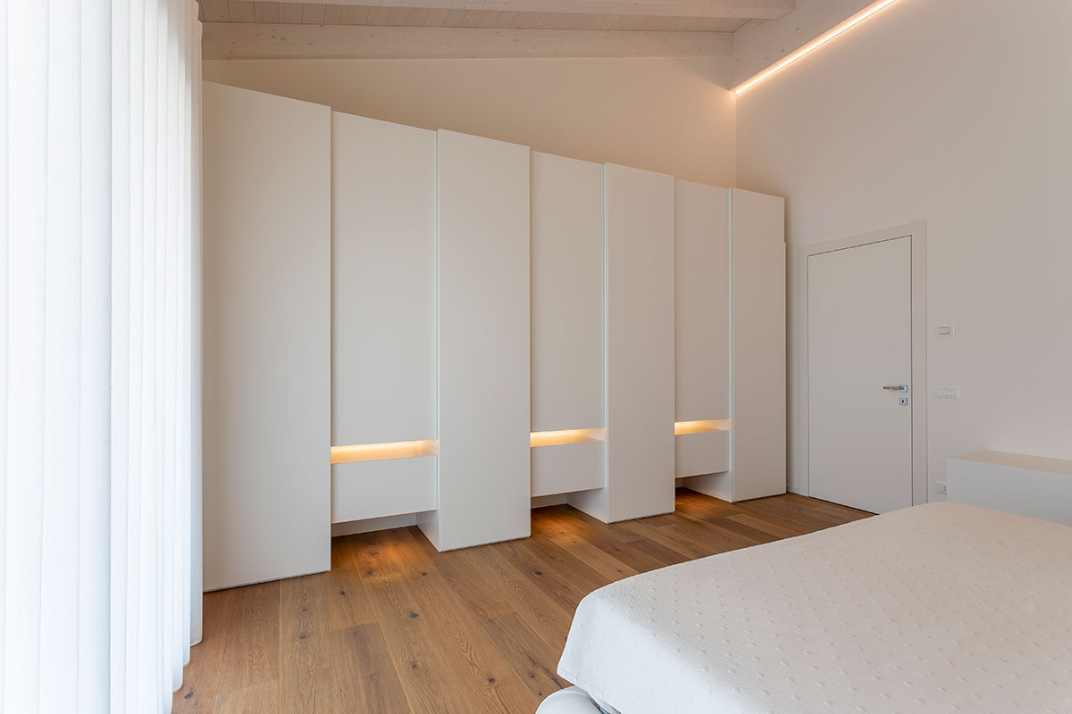 https://www.gruppo5.it/wp-content/uploads/2025/12/arredo-camera-matrimoniale-testiera-contenitore-217-6.jpg