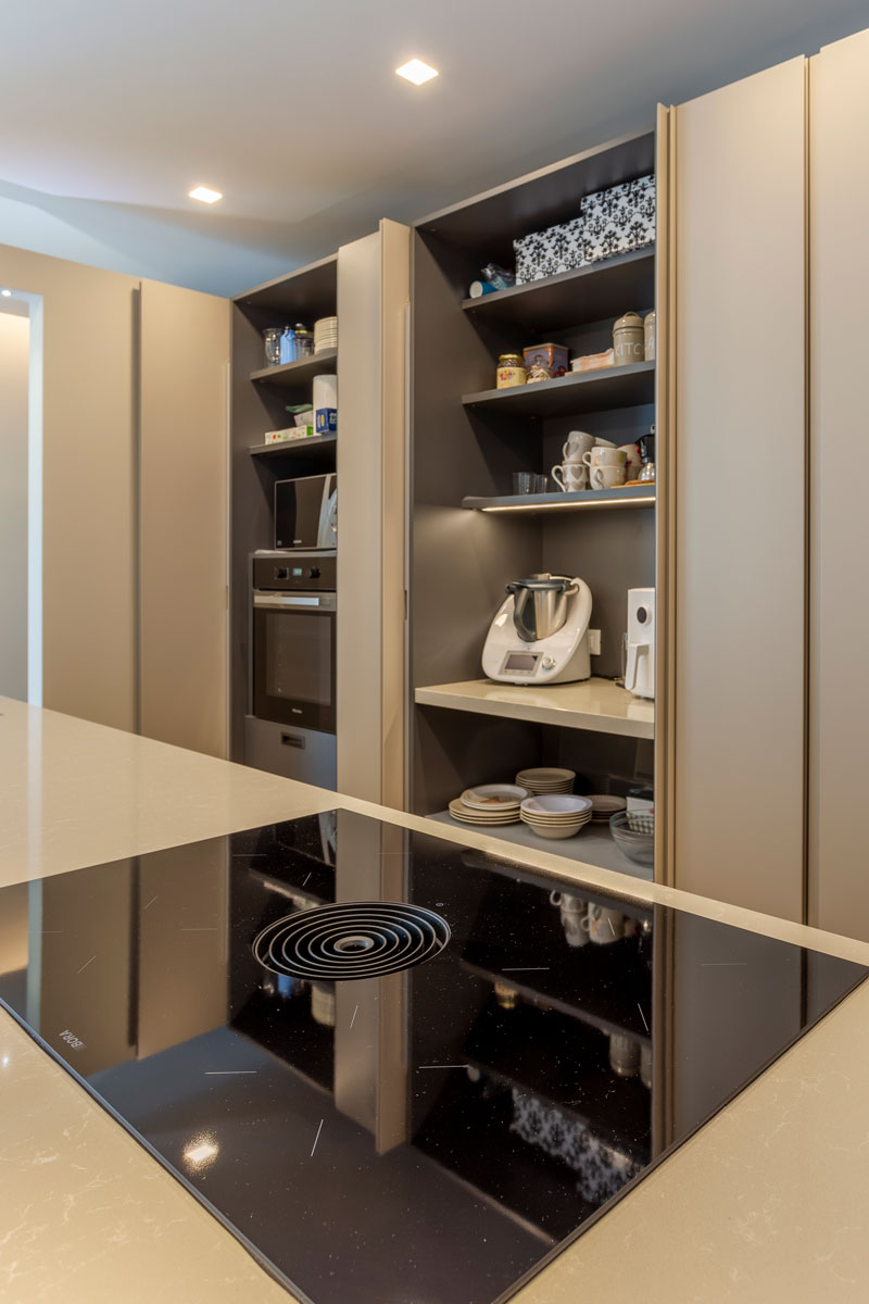 https://www.gruppo5.it/wp-content/uploads/2025/12/arredo-casa-moderna-cucina-a-scomparsa-14.jpg