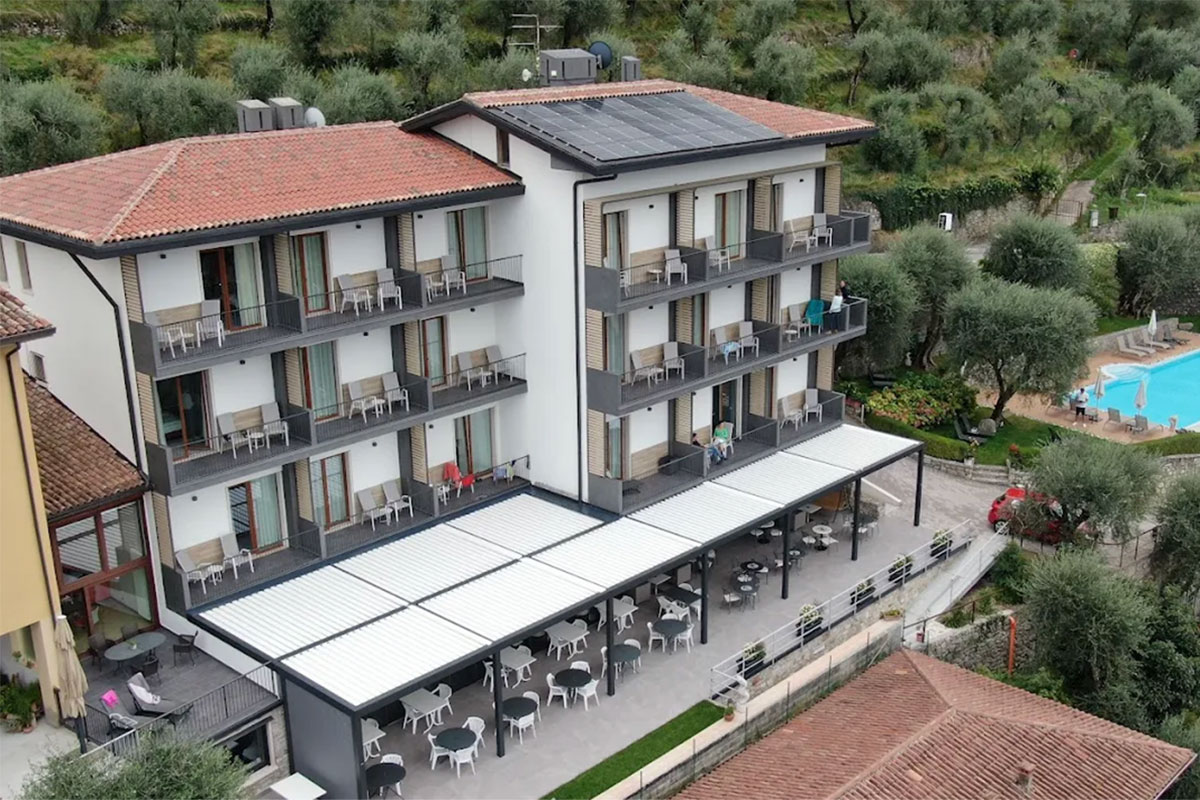 https://www.gruppo5.it/wp-content/uploads/2026/01/arredi-esterni-hotel-garni-selene-malcesine-1.jpg