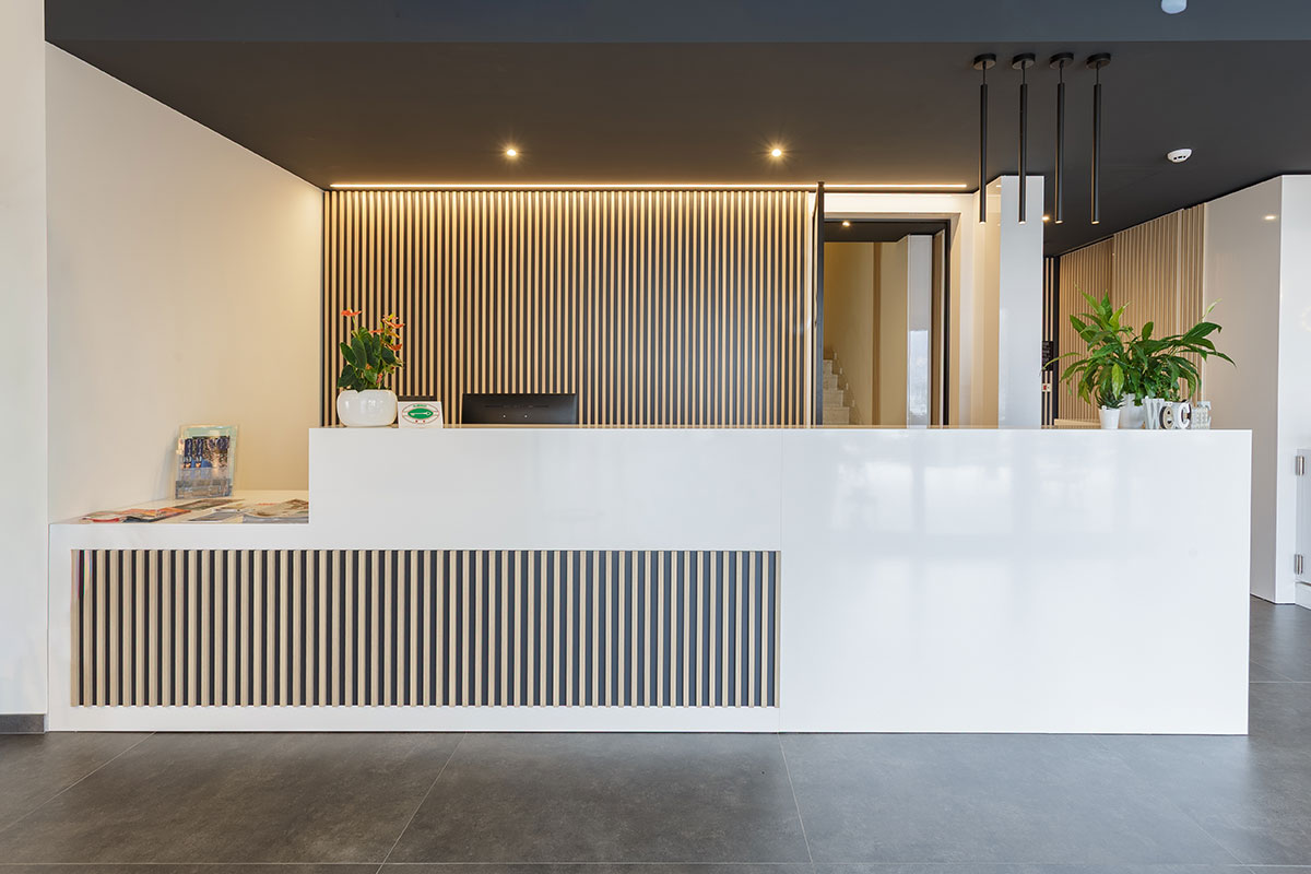 https://www.gruppo5.it/wp-content/uploads/2026/01/arredo-reception-hotel-chiavi-in-mano-garni-selene-malcesine-2.jpg