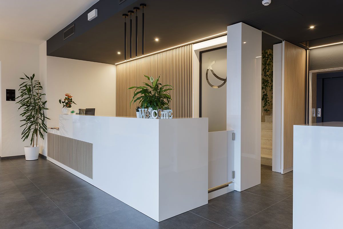 https://www.gruppo5.it/wp-content/uploads/2026/01/arredo-reception-hotel-chiavi-in-mano-garni-selene-malcesine-3.jpg