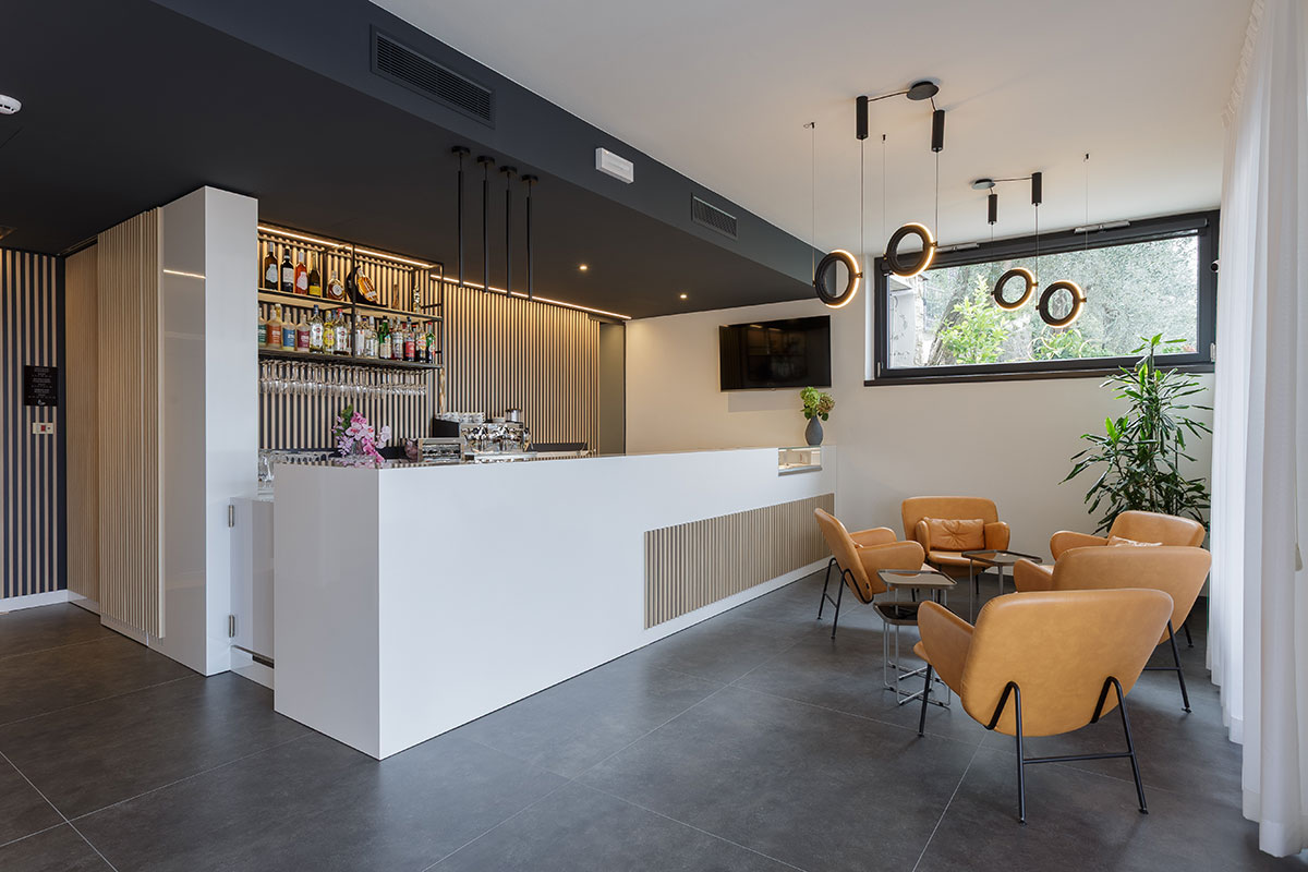 https://www.gruppo5.it/wp-content/uploads/2026/01/arredo-reception-hotel-chiavi-in-mano-garni-selene-malcesine-4.jpg