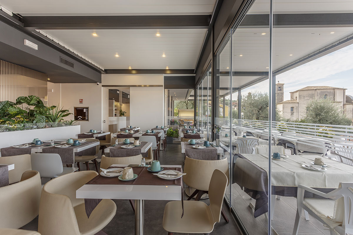 https://www.gruppo5.it/wp-content/uploads/2026/01/mobili-su-misura-sala-colazione-hotel-garni-selene-malcesine-10.jpg