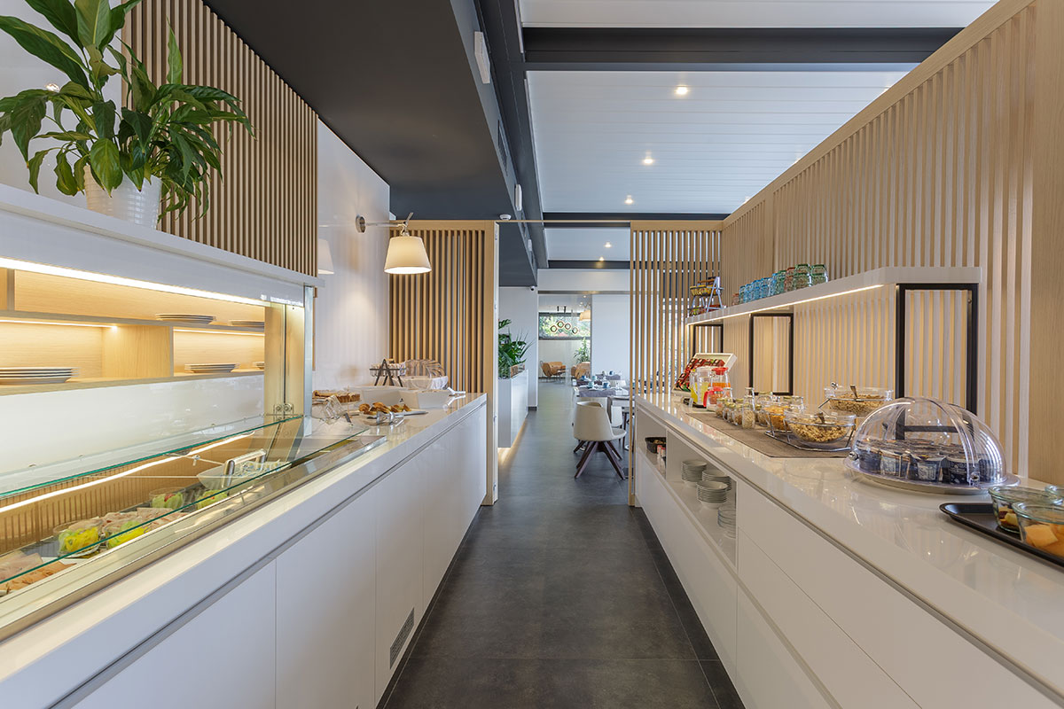 https://www.gruppo5.it/wp-content/uploads/2026/01/mobili-su-misura-sala-colazione-hotel-garni-selene-malcesine-3.jpg