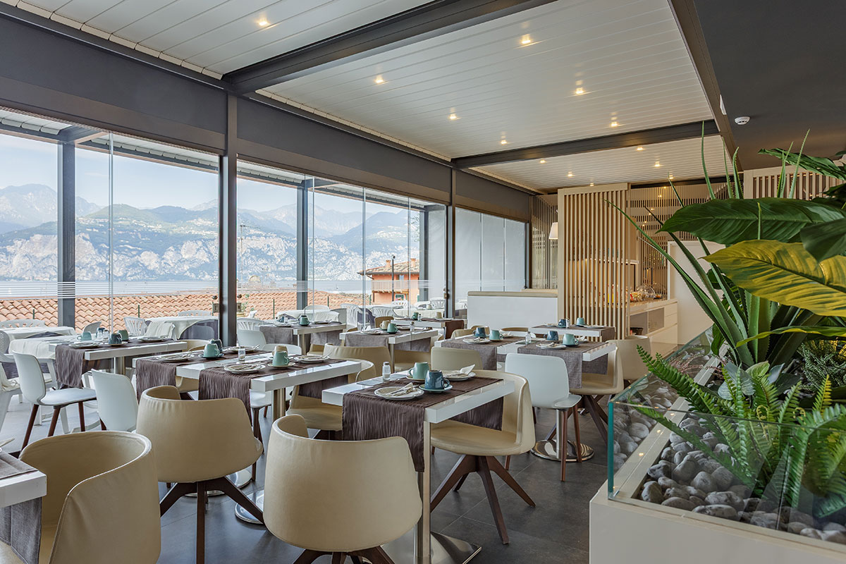 https://www.gruppo5.it/wp-content/uploads/2026/01/mobili-su-misura-sala-colazione-hotel-garni-selene-malcesine-6.jpg