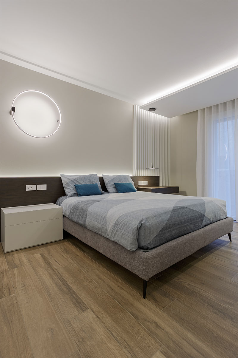 arredo-camera-rovere-scuro-comodini-sospesi-238-2