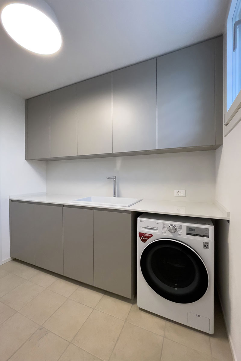https://www.gruppo5.it/wp-content/uploads/2026/02/mobile-grigio-lavanderia-su-misura-1.jpg