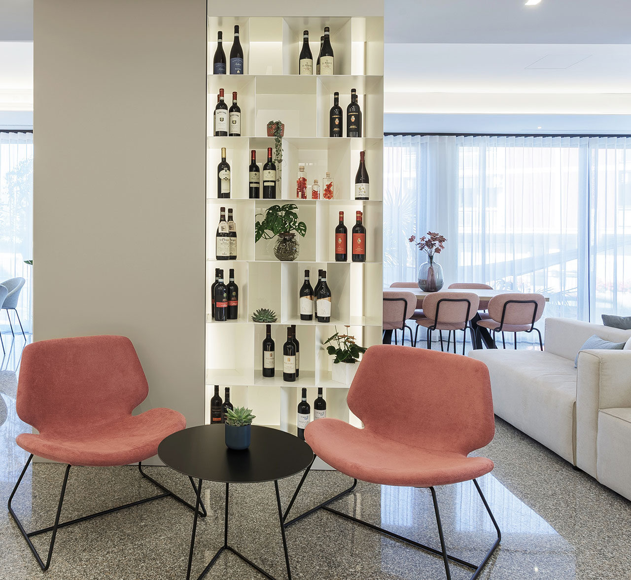 progettazione-3d-bar-hotel-gruppo5 Arredamento su misura per lobby lounge hotel, scaffalatura divisoria su misura a giorno in finitura bianca, poltroncine colorate, divani bianchi, lampadari di design