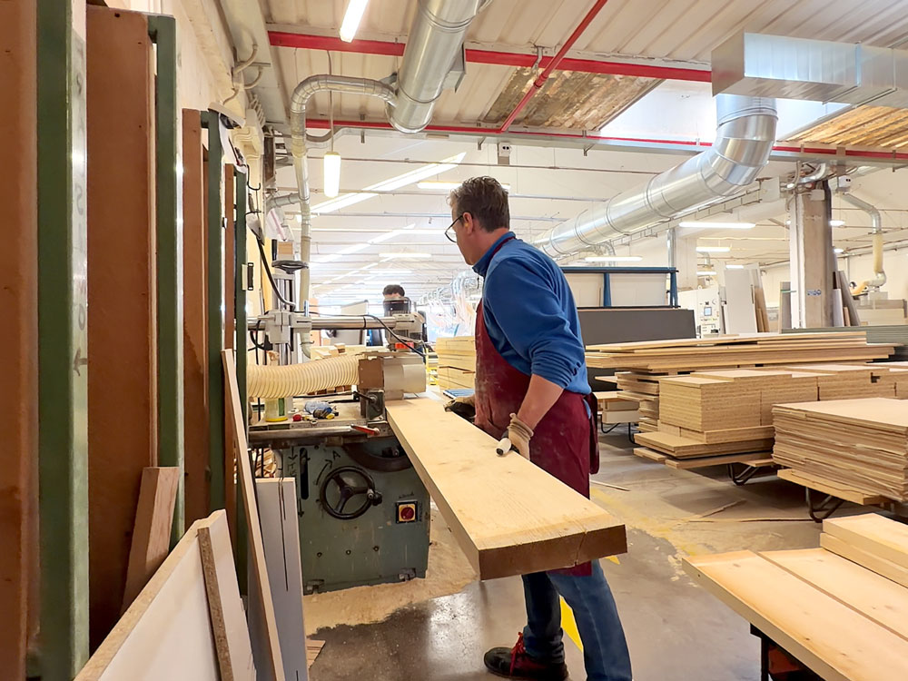 produzione2-mobili-legno-su-misura-gruppo5 https://www.gruppo5.it/wp-content/uploads/2026/04/produzione2-mobili-legno-su-misura-gruppo5.jpg