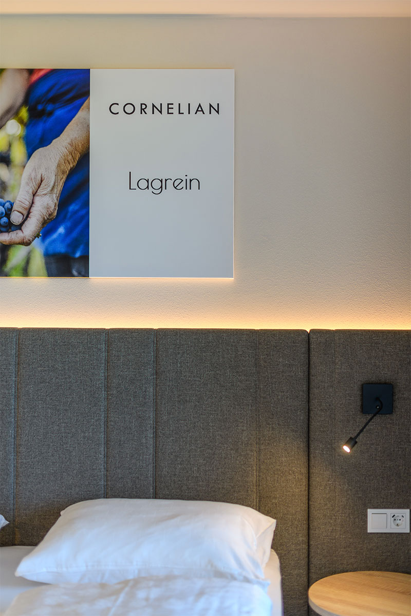 arredamento-su-misura-camera-hotel-cornelian-eppan-alto-adige-5 https://www.gruppo5.it/wp-content/uploads/2026/06/arredamento-su-misura-camera-hotel-cornelian-eppan-alto-adige-5.jpg