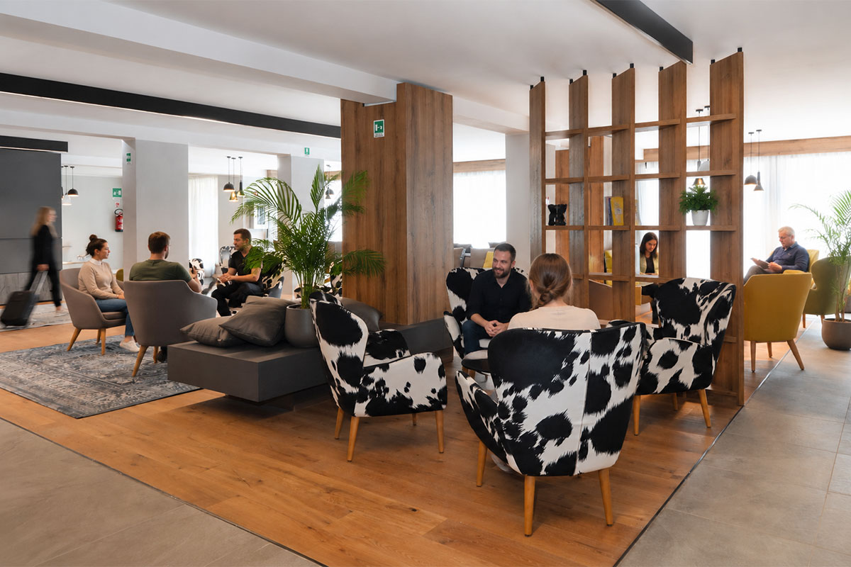 arredamento-su-misura-reception-hotel-armon-folgarida-11