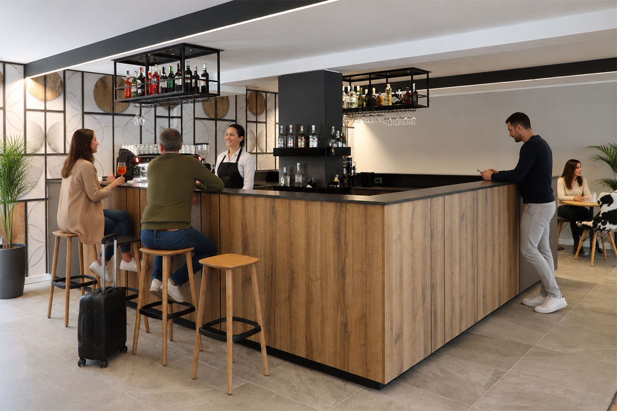 arredamento-su-misura-reception-hotel-armon-folgarida-3