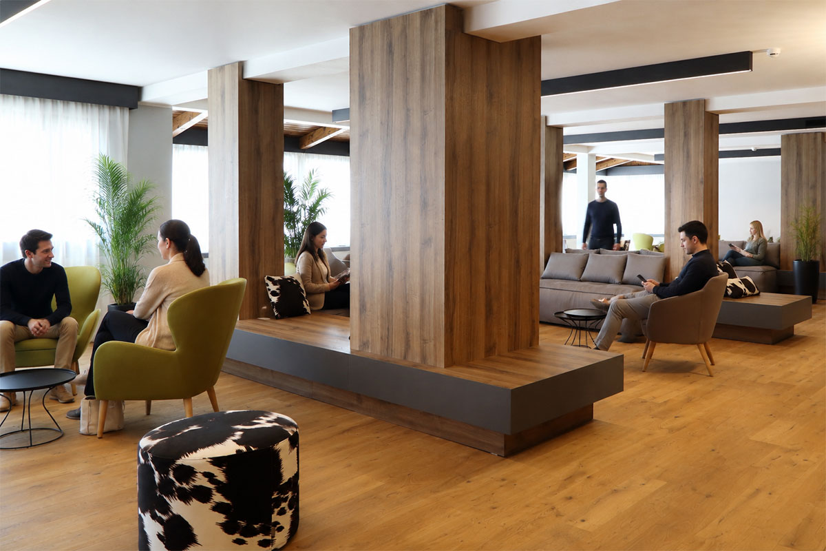 arredamento-su-misura-reception-hotel-armon-folgarida-8
