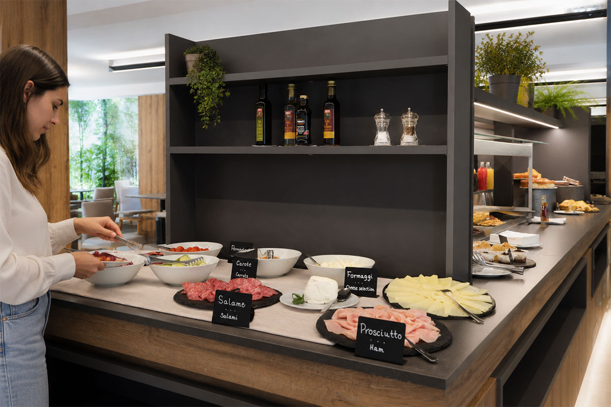 arredamento-su-misura-sala-colazione-hotel-armon-folgarida-7