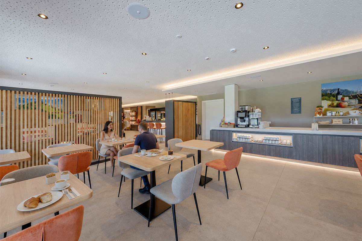 arredamento-su-misura-sala-colazione-hotel-cornelian-eppan-alto-adige-2