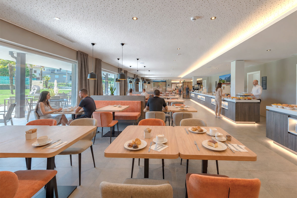 arredamento-su-misura-sala-colazione-hotel-cornelian-eppan-alto-adige-4 https://www.gruppo5.it/wp-content/uploads/2026/06/arredamento-su-misura-sala-colazione-hotel-cornelian-eppan-alto-adige-4-1.jpg