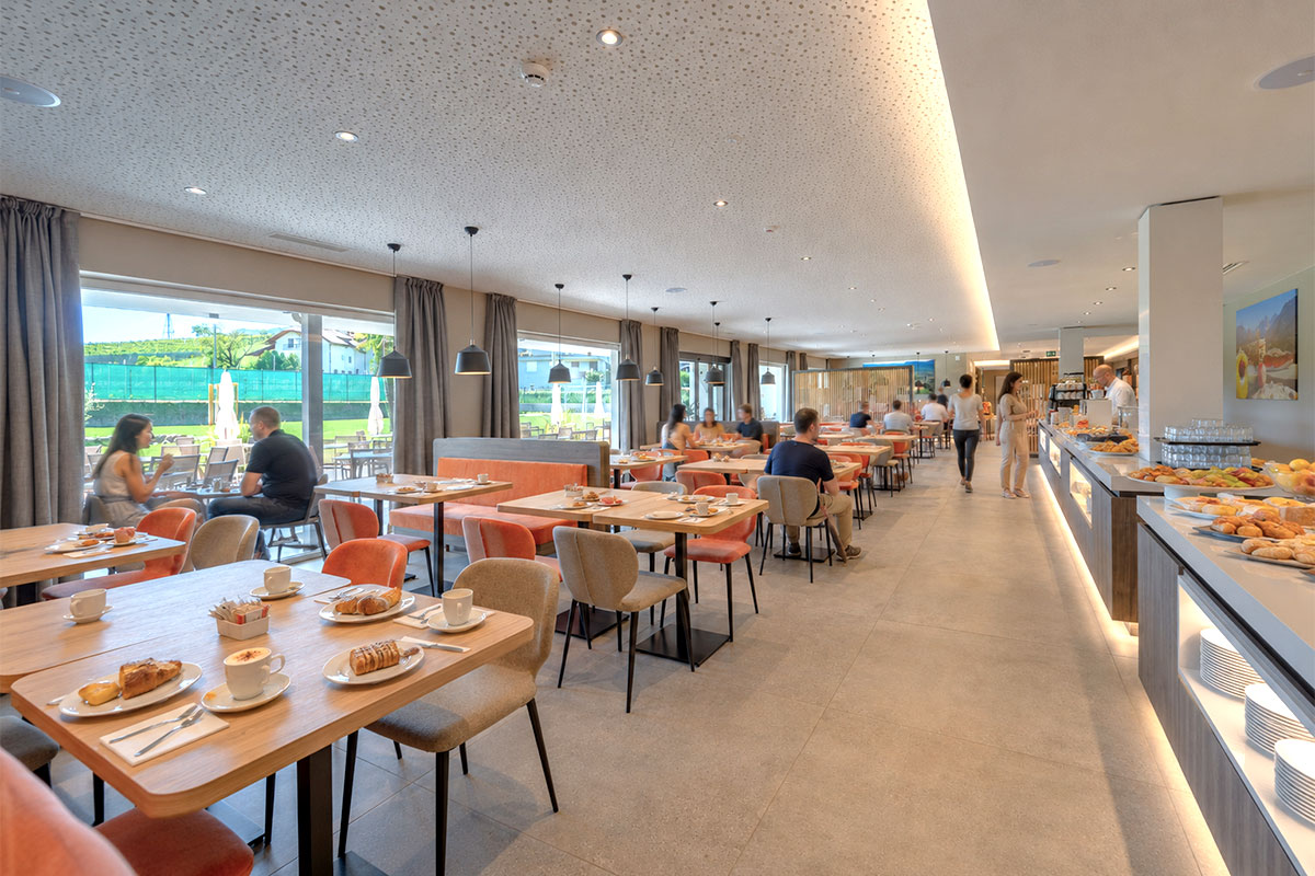 arredamento-su-misura-sala-colazione-hotel-cornelian-eppan-alto-adige-5 https://www.gruppo5.it/wp-content/uploads/2026/06/arredamento-su-misura-sala-colazione-hotel-cornelian-eppan-alto-adige-5-1.jpg