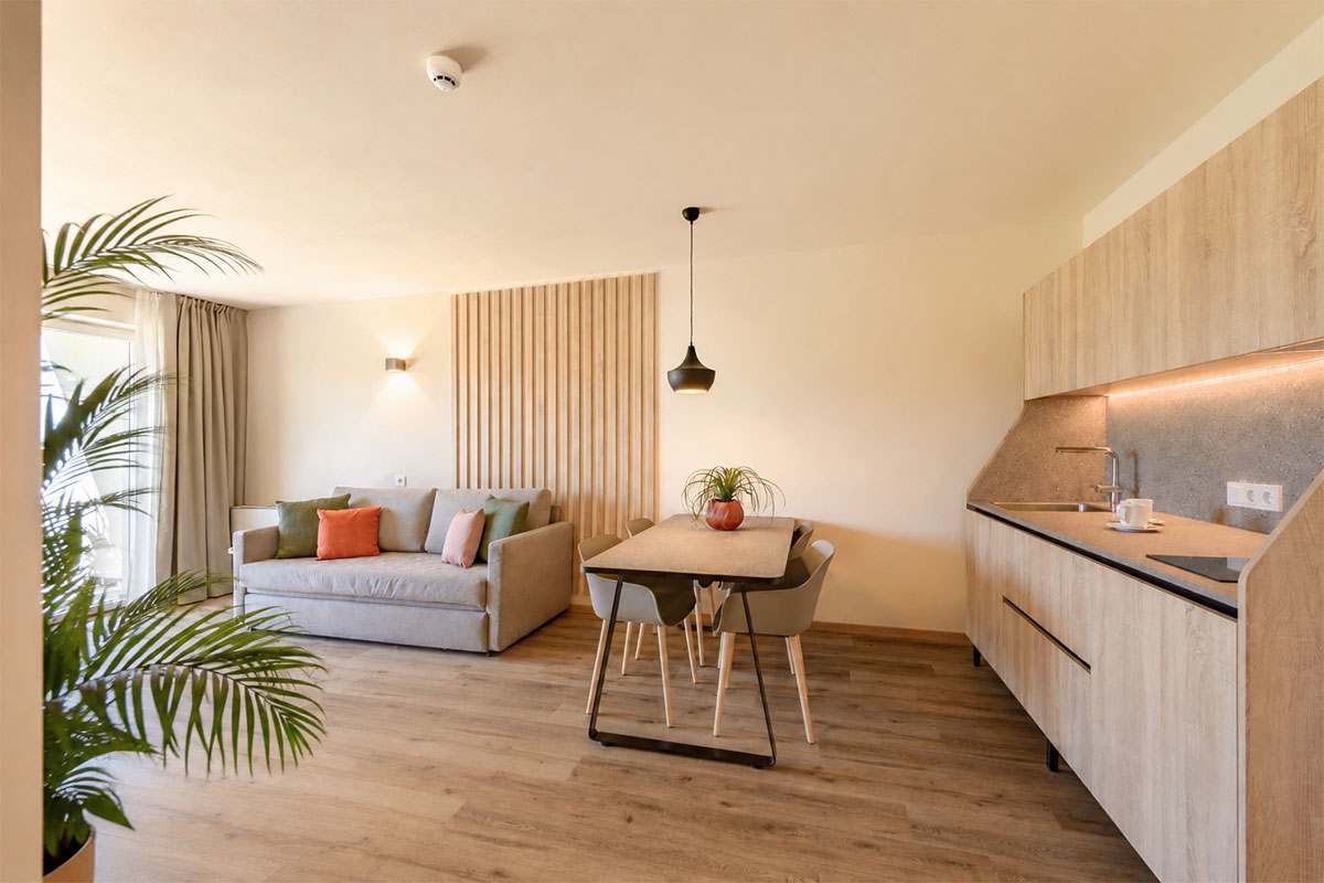 arredamento-su-misura-suite-hotel-cornelian-appiano-alto-adige-1 https://www.gruppo5.it/wp-content/uploads/2026/06/arredamento-su-misura-suite-hotel-cornelian-appiano-alto-adige-1.jpg