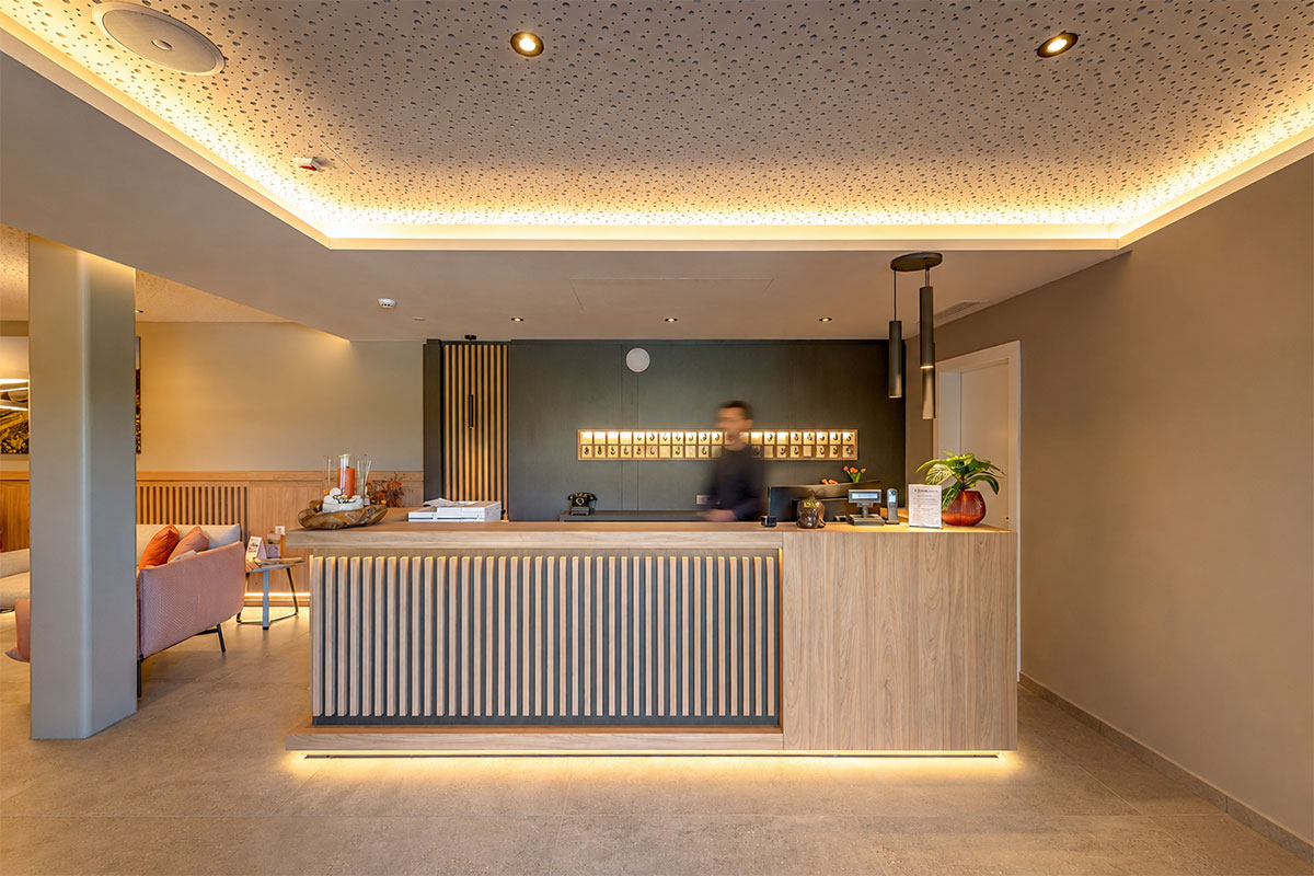 arredo-su-misura-reception-hotel-cornelian-eppan-alto-adige-10